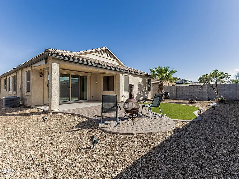 745 W Silver Reef Dr — Photo 2