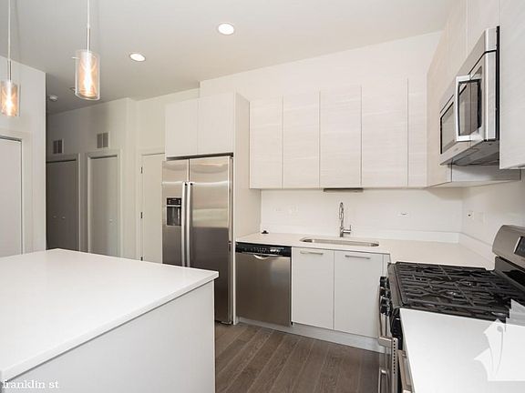 4th image of 858 N Franklin St #412