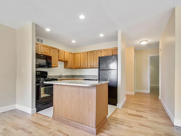 Heritage House Apartments — Photo 33