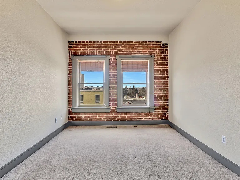 232 N Broadway #10 — Photo 16