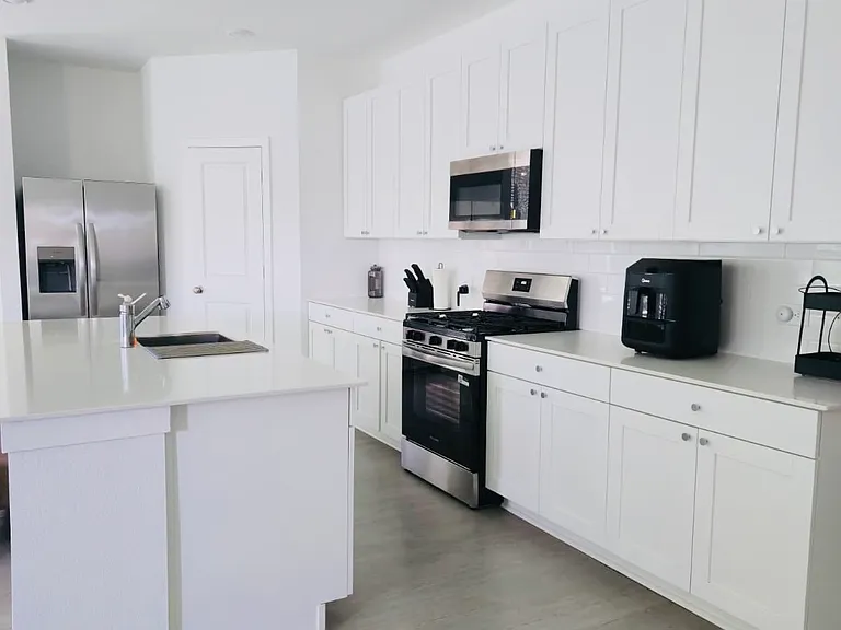 Emerald Hills Dr — Photo 5