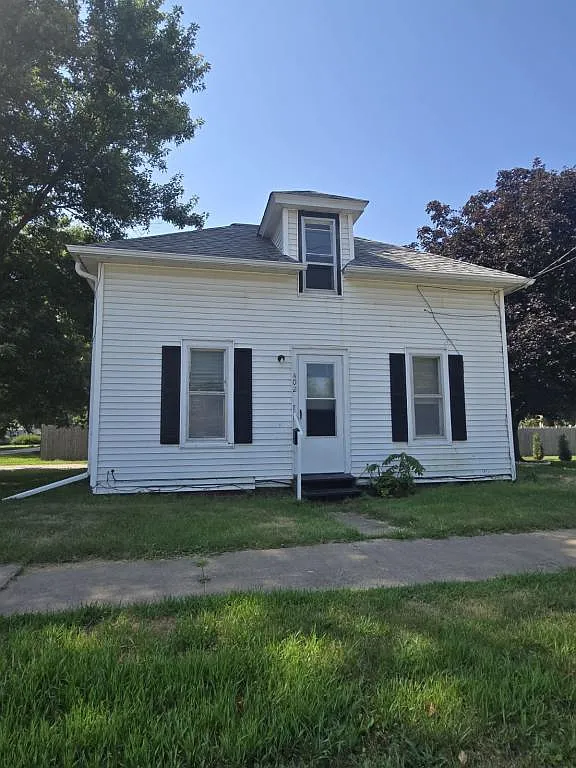 402 SW 3rd St — Photo 1