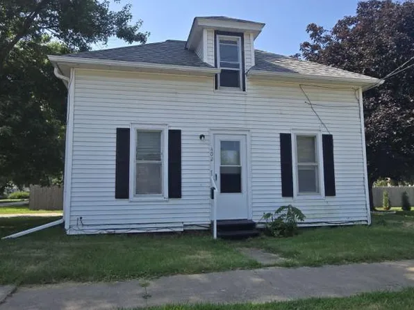 402 SW 3rd St, Aledo, IL 61231