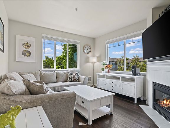 Bright and inviting living space ready to welcome you home! 