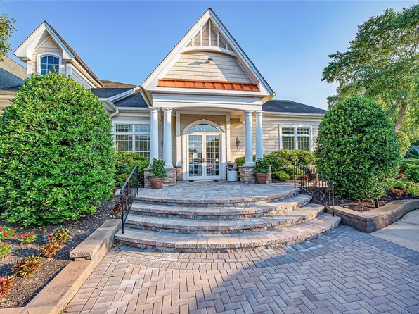 10 Concerto Drive #10, Lake Grove, NY 11755