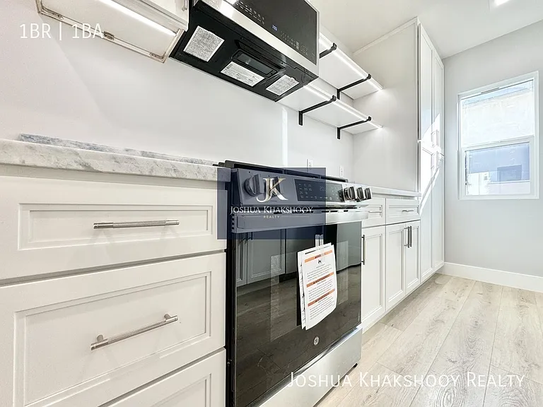 604 N Flores St #5 — Photo 3