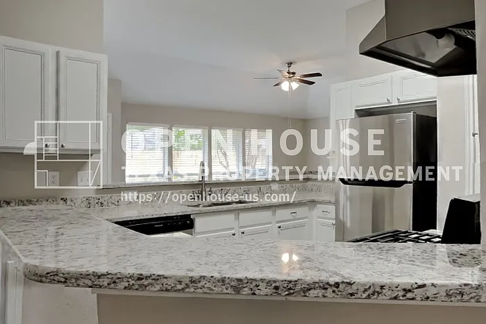 2222 Friarwood Trl — Photo 7