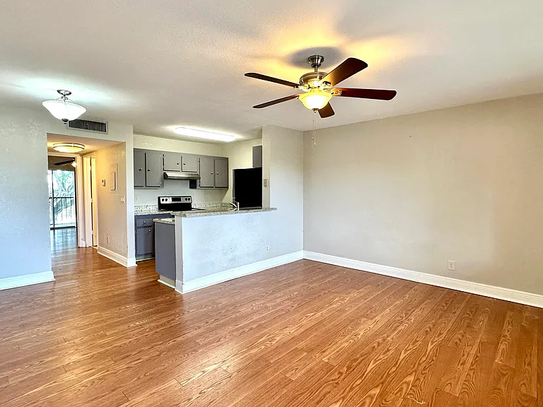1632 Meadows Cir W — Photo 9