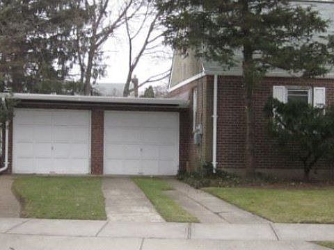 2nd image of 136 Roxbury Rd