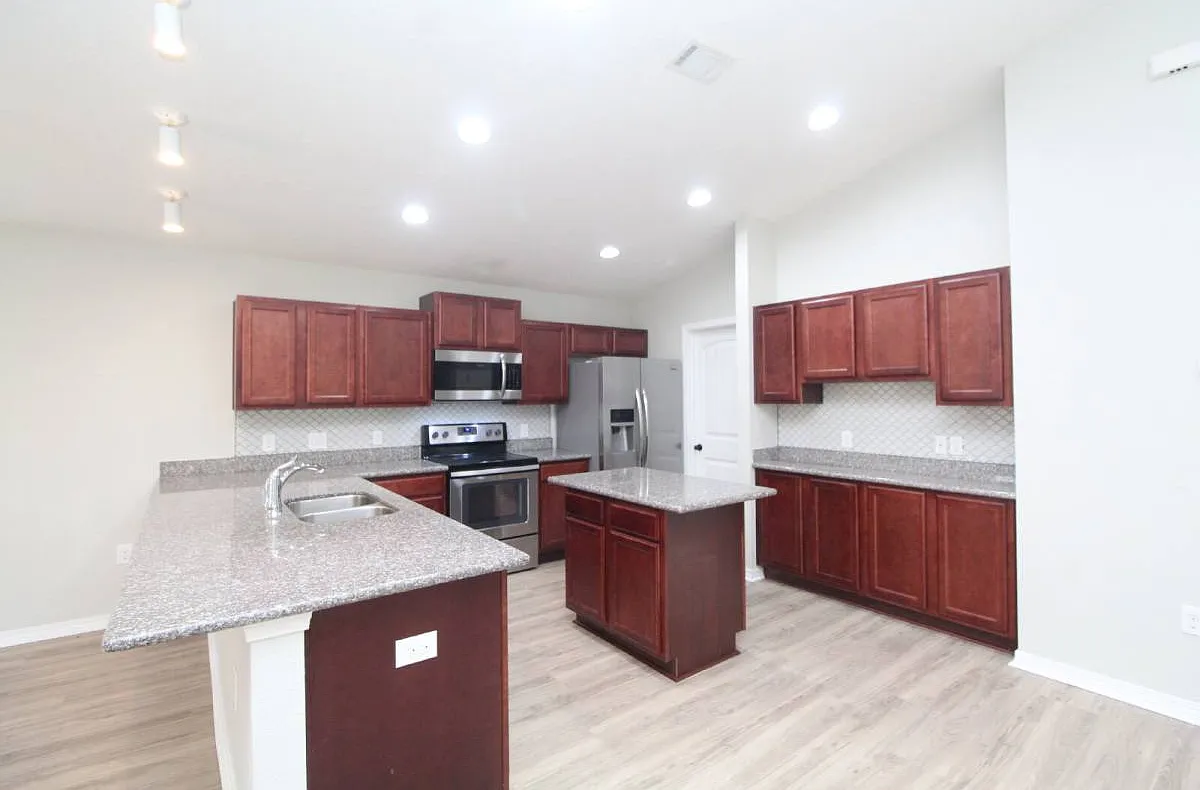 5605 Peach Dr in Milton, FL 32571 — Photo 4