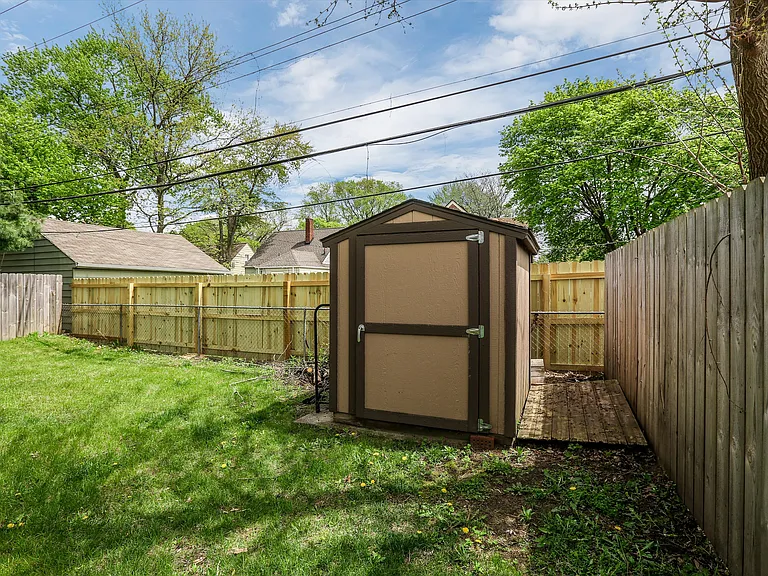 120 N Rembrandt Ave — Photo 20