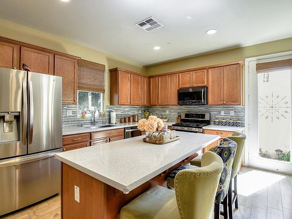 4th image of 692 Gale Dr