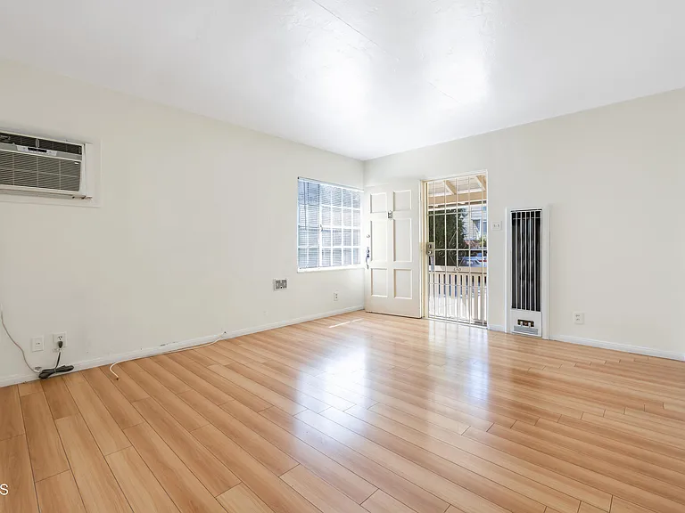 412 Pioneer Dr — Photo 2