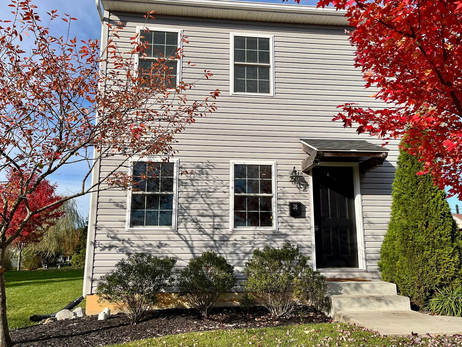 3 bed, 1.5 bath, 1300 sqft, $2,200 — Photo 2