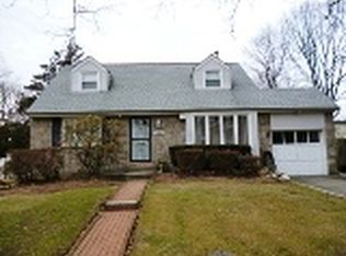 861 Duncan Dr, Westbury, NY 11590