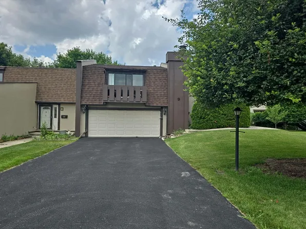 9 Heatherwood Ct, Indian Head Park, IL 60525