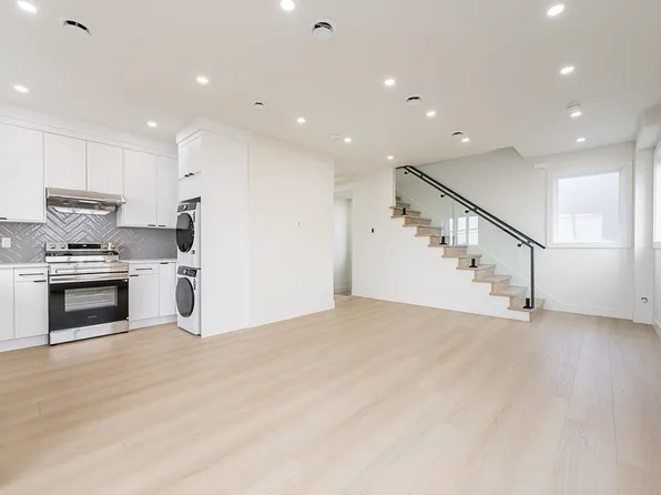 6554 Charles St #4, Burnaby, BC V5B 2H1