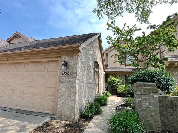 1228 Autumn Dr, Troy, MI 48098
