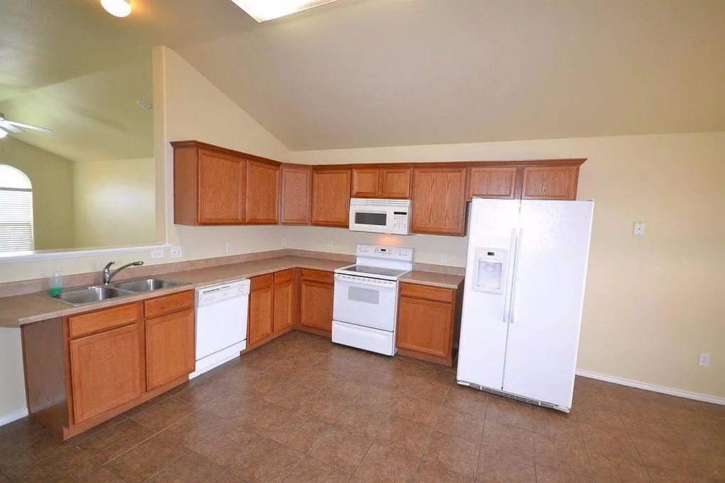 3 bed, 1565 sqft, $1,550 — Photo 2