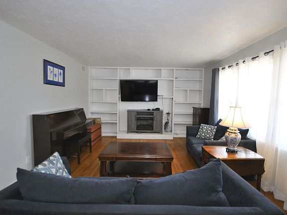 4th image of 215 Deerwood Dr