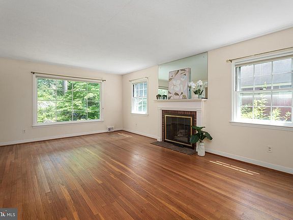 5th image of 682 Ewing St