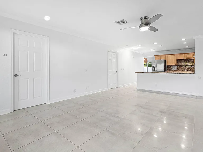 231 SW 6th St — Photo 9