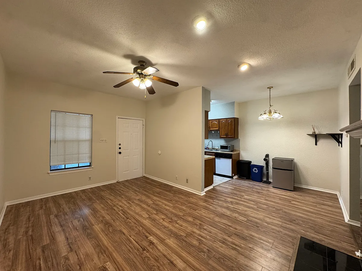 Building Photo - 203 E 31st St #204