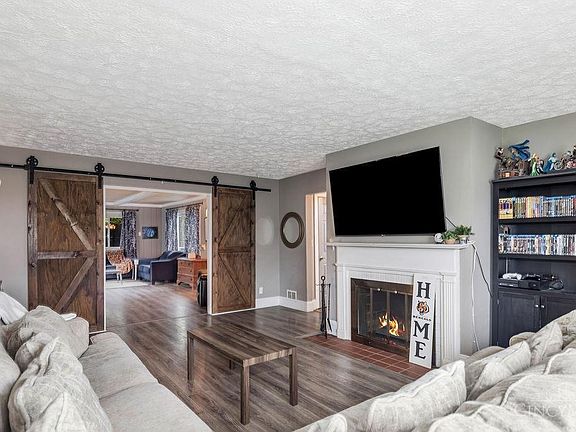 5th image of 939 W Sunview Dr