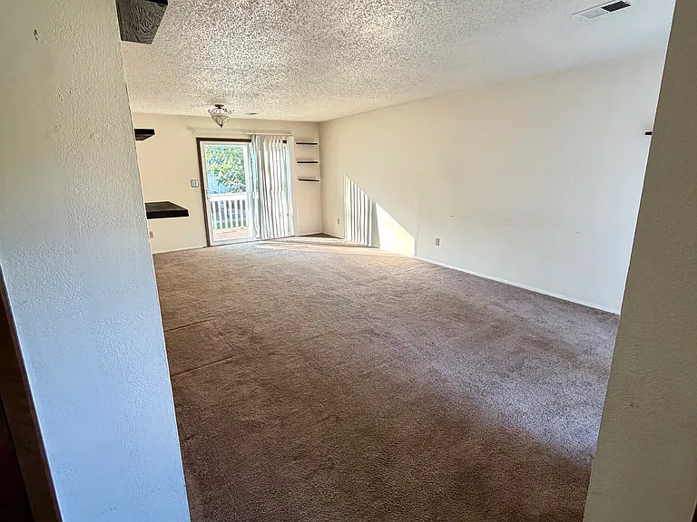 1212 Geneva Cir — Photo 2