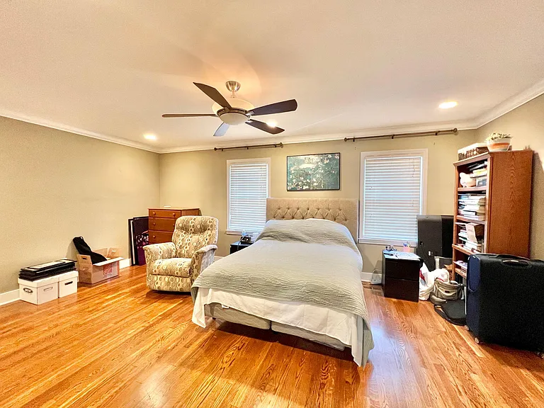 323 E Lowry Ln — Photo 7