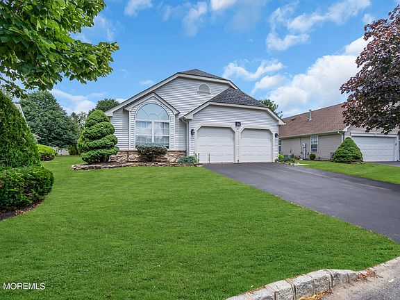 3rd image of 20 Pine Hollow Lane