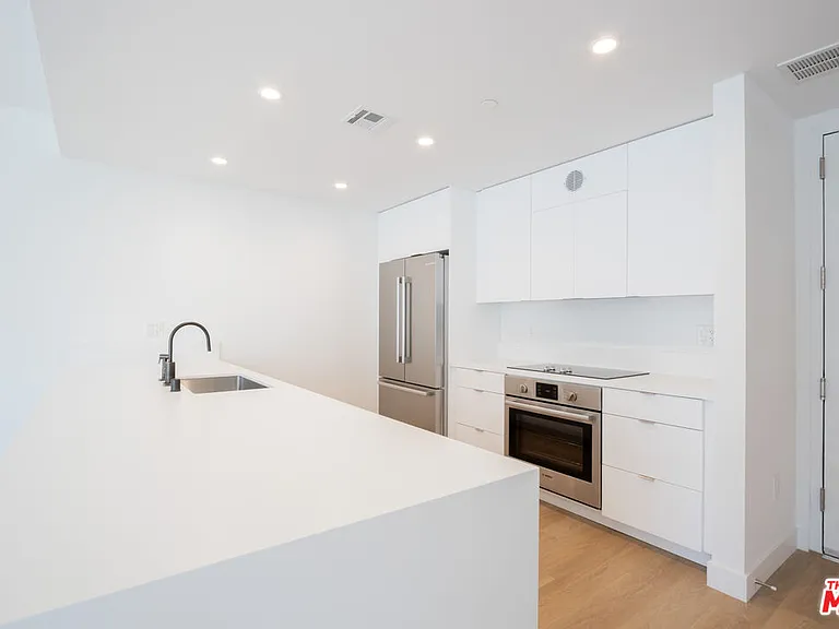 1130 N Orange Dr #301 — Photo 5