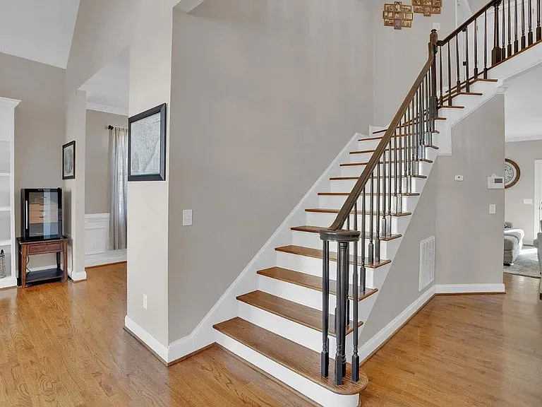 1005 Tarrytown Ln — Photo 2
