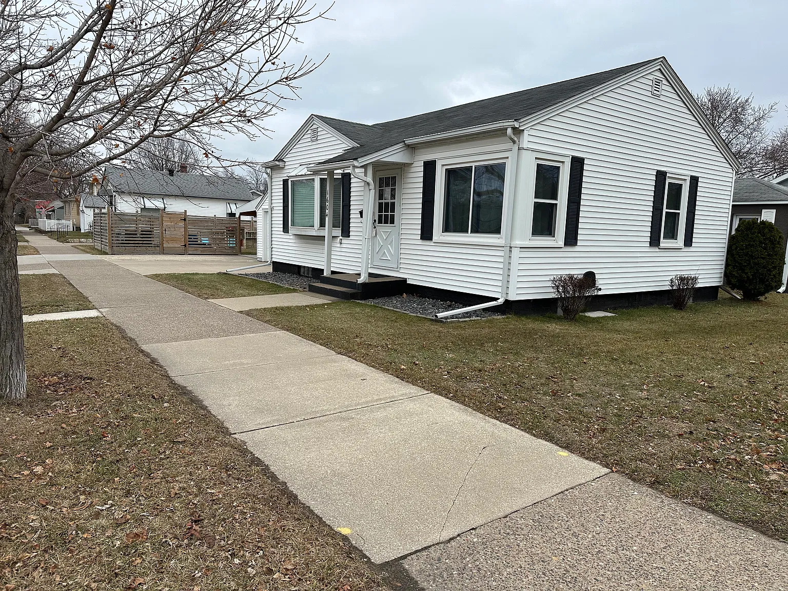 1604 Weston St — Photo 2