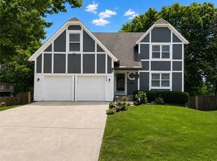 909 E Johnston Cir, Olathe, KS 66061