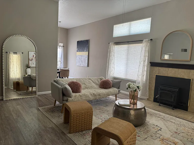10241 Las Casitas Ct NE — Photo 2
