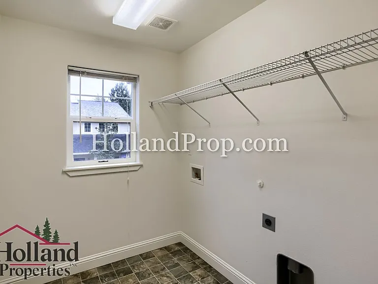 319 NW Wildwood St — Photo 25