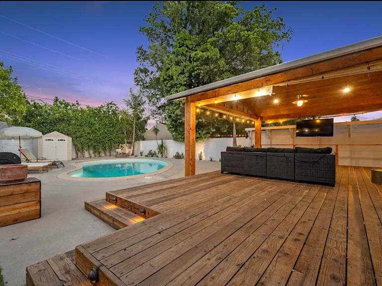 7106 Lasaine Ave — Photo 16