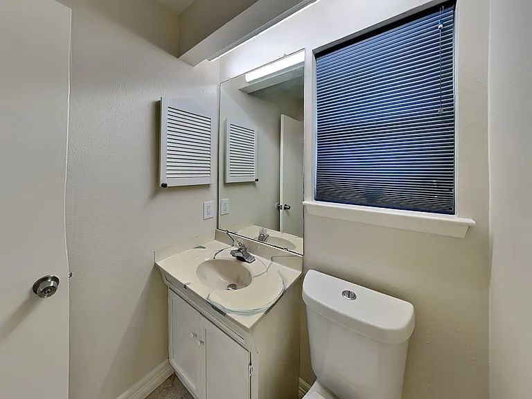 Minimalist bathroom with neutr