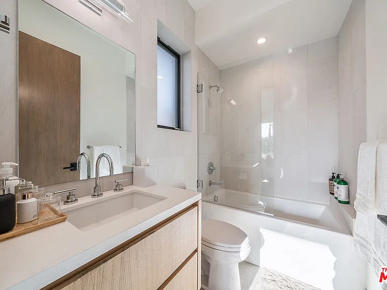 200 N Doheny Dr — Photo 33
