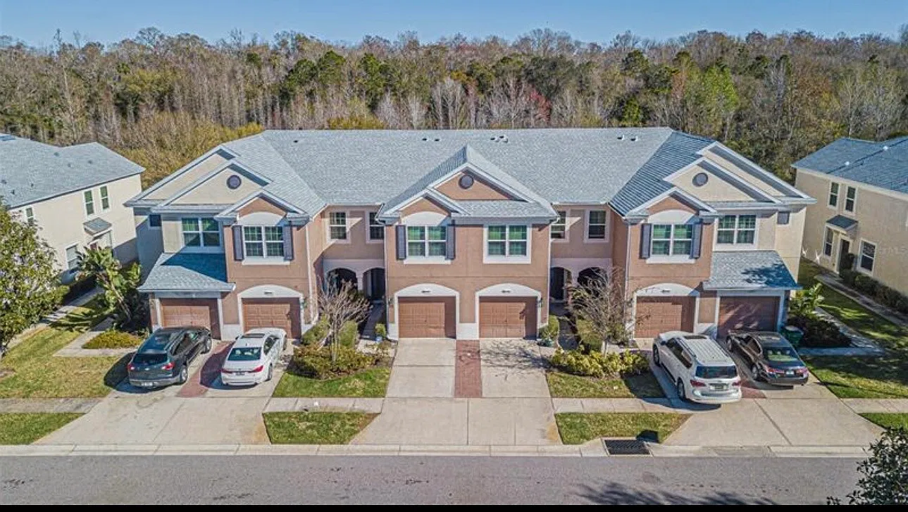 3 bed, 2.5 bath, 1588 sqft, $2,050 — Photo 4