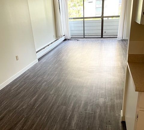 5th image of 1715 W 11th Ave #220