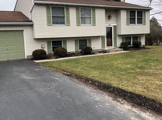 6895 Eastview Dr, Lockport, NY 14094