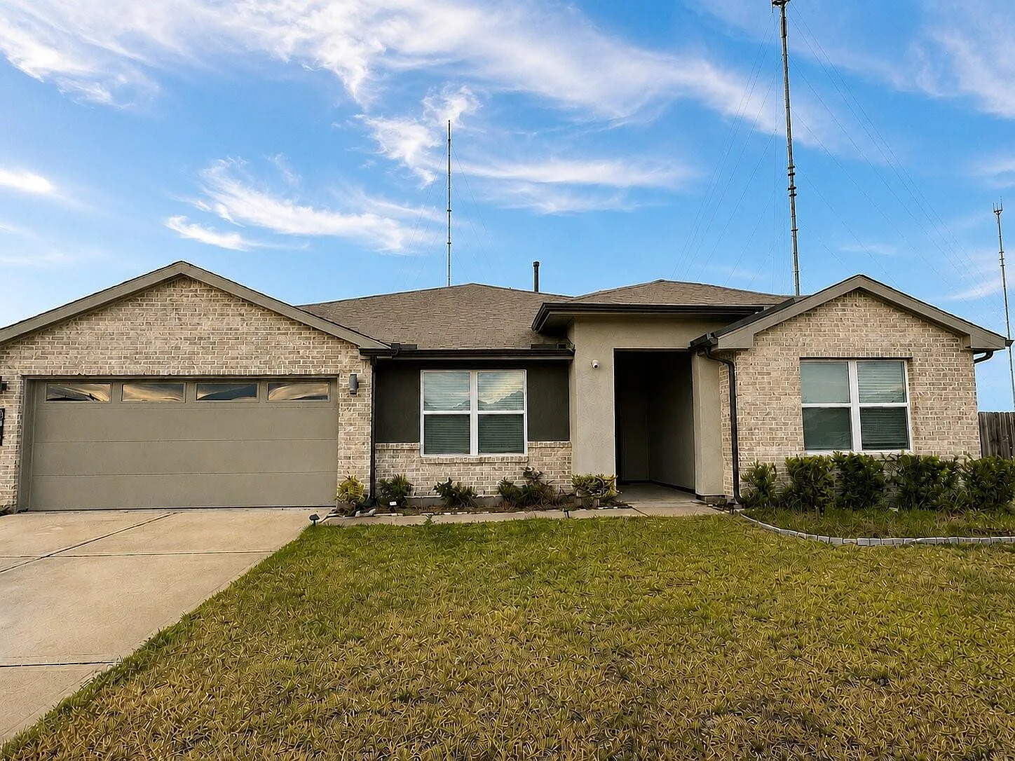 4 bed, 2.0 bath, 2147 sqft, $2,300 — Photo 1