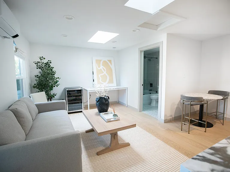 14822 Morrison St — Photo 36