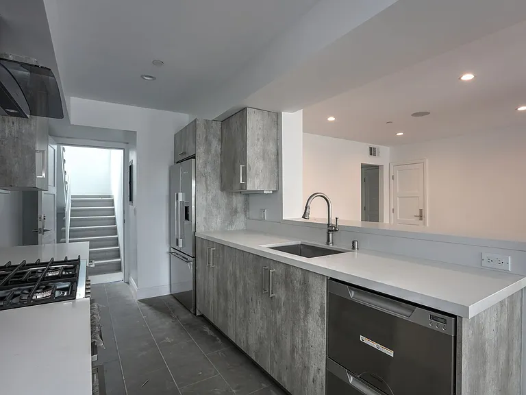 1105 Alta Loma Rd — Photo 14