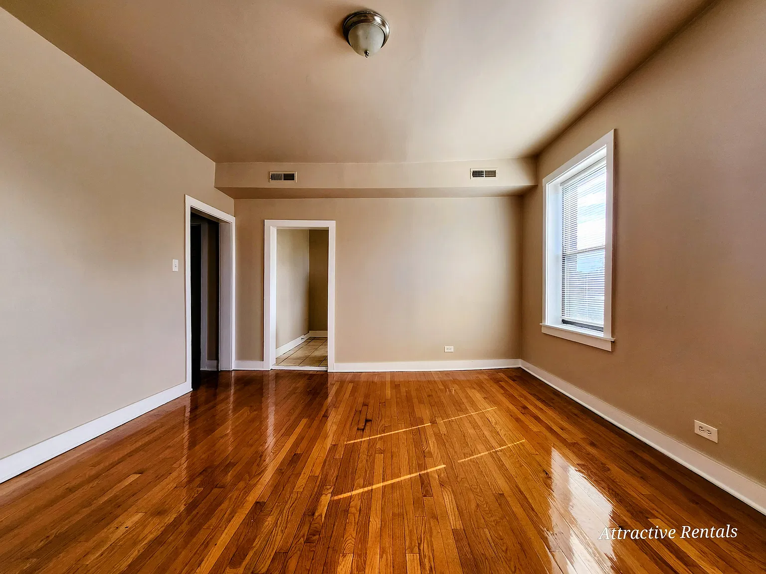 53 E Marquette Rd — Photo 2