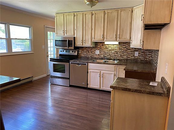 5th image of 1033 Oxford Ct