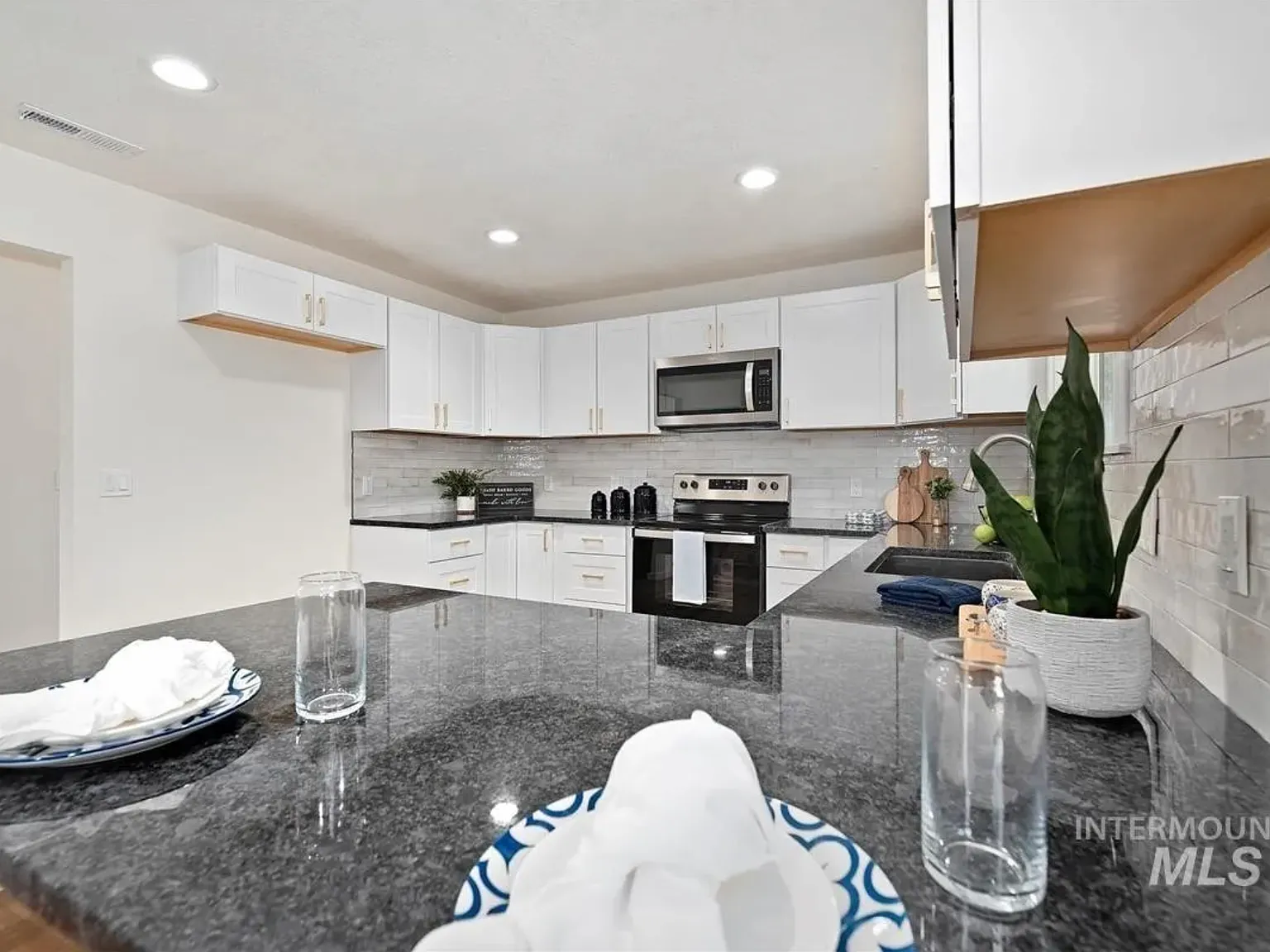 3 bed, 1092 sqft, $2,100 — Photo 2