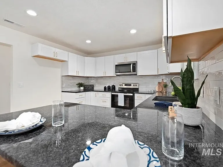 139 Goodall St — Photo 2